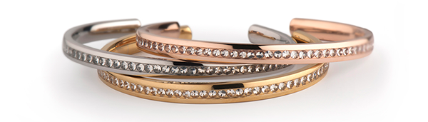 _MelanO--Side-Collection-Bangle.-Van-edelstaal-in-de-kleuren-zilver,-rosegoud-en-goud.-De-bangle-heeft-45-Crystal-zirkonia-stenen.-Verkrijgbaar-voor-59,95eu-per-stuk
