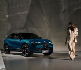 DE NIEUWE ALFA ROMEO MILANO
Groot nieuws van Alfa Romeo deze week! Het merk presenteerde de Milano en keert terug in de belangrijkste Europese autocategorie: de B-Klasse. De nieuwe Alfa Romeo Milano is een stukje kleiner dan de Alfa Romeo Tonale. De compacte SUV Alfa Romeo Milano is leverbaar als hybride en als volledig elektrisch aangedreven. Het is daarmee de eerste volledig elektrische Alfa Romeo, maar is er dus toch ook met benzinemotor, aangevuld met een 21-kW elektromotor en 48V-systeem => 🥂 LINK IN BIO!
.
.
.
#alpha #alpharomeo #alpharomeomilano