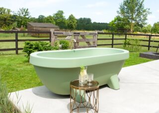 GARDENTUB GEEFT VERKOELING TIJDENS DE ZOMER MET STIJLVOL BUITENBAD
Gardentub geeft op warme zomerdagen verkoeling met een elegant designbad voor buiten. Met een inhoud van 350 liter is het buitenbad in slechts 18 minuten gevuld via de bijbehorende kraan, douche of aansluiting voor een Gardena-tuinslang. De Gardentub is gemaakt van duurzaam UV- en weerbestendig polyethyleen, waardoor hij niet verkleurt in de zon of regen. Door de ruime keuze in kleuren – antraciet, lime green, dark olive green, wit, terracotta en sand dune – past hij in diverse tuinstijlen => ☀️LINK IN BIO!
.
.
.
#gardentub #garden #terras