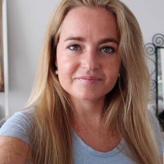 Tot ons grote verdriet is Daniëlle op 23 augustus jl. overleden in het UMC Utrecht na een lange periode van hoop, ziekte, herstel en pijn. Daniëlle was oprichter, ontwikkelaar, drijvende kracht achter en het gezicht van Lifestyle NWS met de bijbehorende social mediakanalen. Fashion, Beauty, Tech, Culinair, Travel, Design, Auto’s en Lifestyle waren de onderwerpen waar ze samen met haar medewerkers met heel veel passie twaalf jaar over schreef en publiceerde. Danielle was Lifestyle NWS en is hierdoor onvervangbaar. Met haar overlijden stopt hiermee ook haar met veel liefde opgebouwde bedrijf.